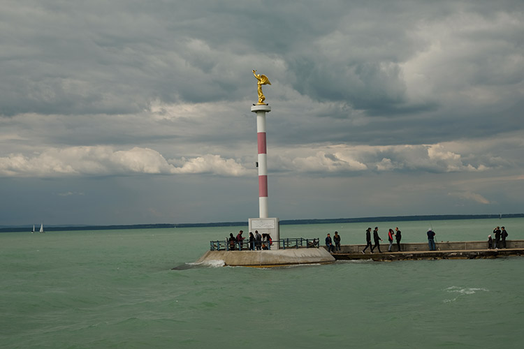 Balatonikikotok Siofok kikotobejarat szobor